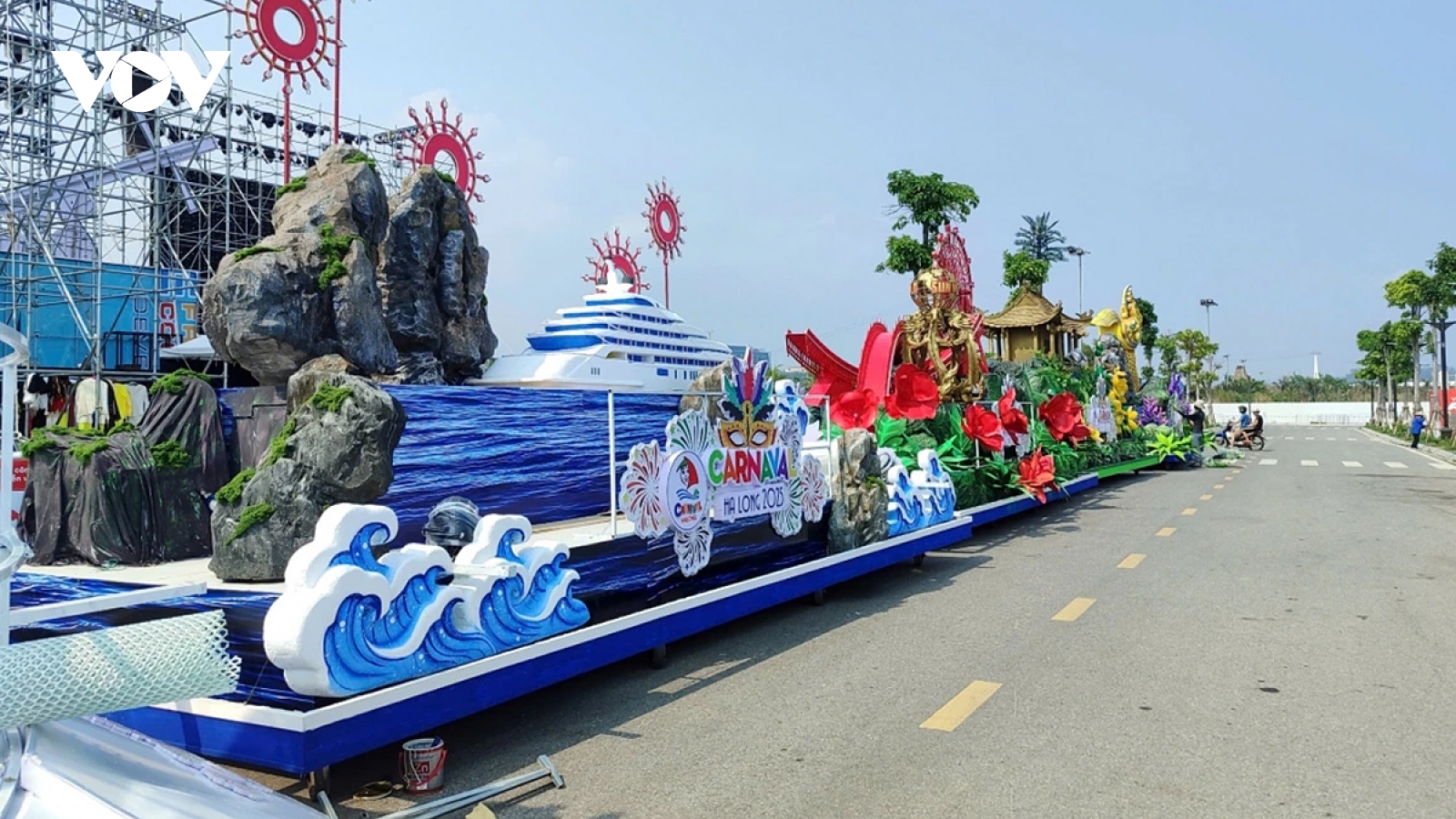 Thành phố Hạ Long nhộn nhịp đón du khách tới xem Carnaval
